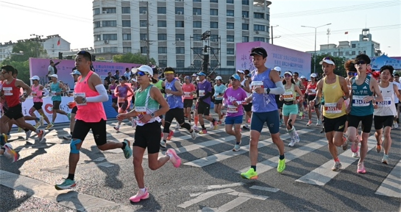 怀宁县人民医院全力护航2025怀宁马拉松为跑者筑起