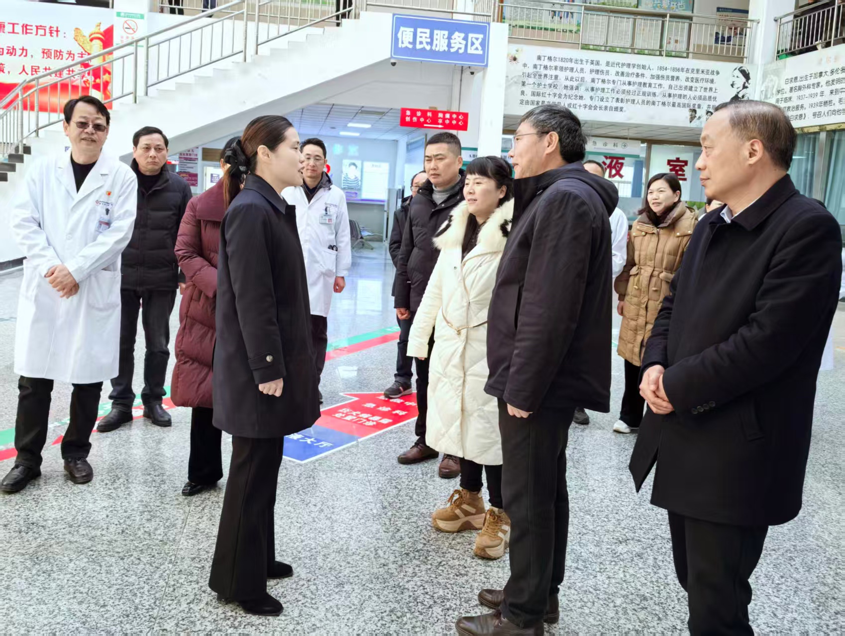 项薇慰问县人民医院医务工作者